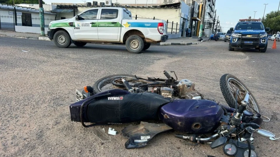 Veículo oficial da SETRABES se envolve em acidente com moto em Boa Vista