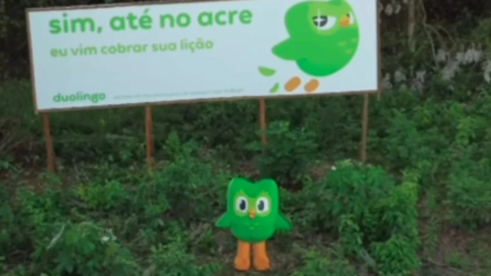 Mascote do Duolingo chega ao Acre e conhece cultura, gastronomia e participa de dança no Palácio Rio Branco