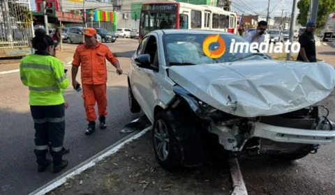 Morador de rua fica gravemente ferido ao se jogar na frente de carro
