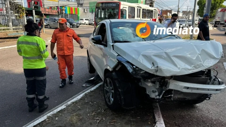 Morador de rua fica gravemente ferido ao se jogar na frente de carro