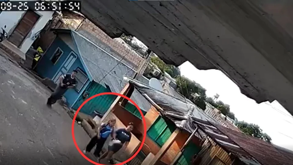 VÍDEO: mulher é morta a tiros em Manacapuru enquanto levava filha à escola