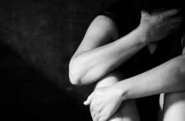 Pai é preso no Amazonas por tentar matar filho com pedaço de vaso; jovem defendia mãe de violência doméstica