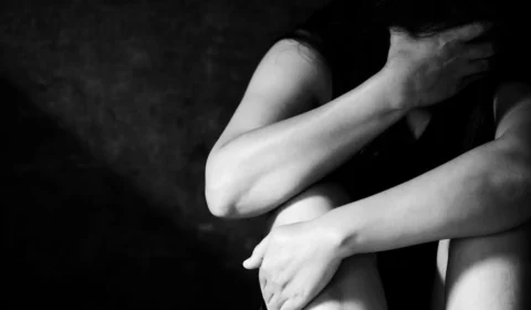 Pai é preso no Amazonas por tentar matar filho com pedaço de vaso; jovem defendia mãe de violência doméstica