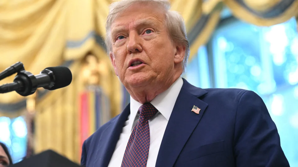 Trump afirma que EUA destruíram barco com drogas vindo da Venezuela no Caribe