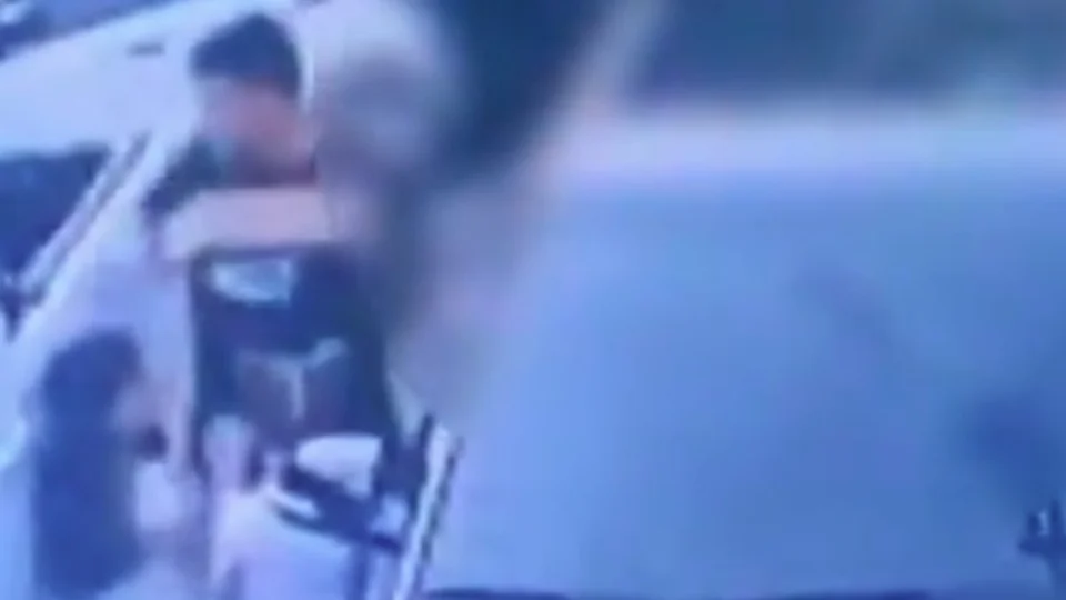 VÍDEO: pai é morto com tiro na cabeça enquanto deixava filhas na escola