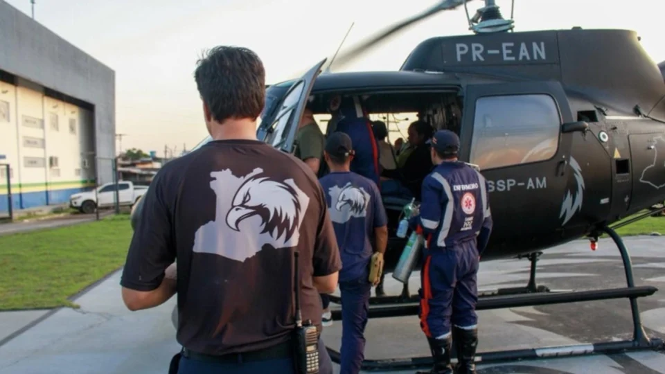 Helicóptero resgata idosa e criança em operação médica de emergência na zona rural de Manaus