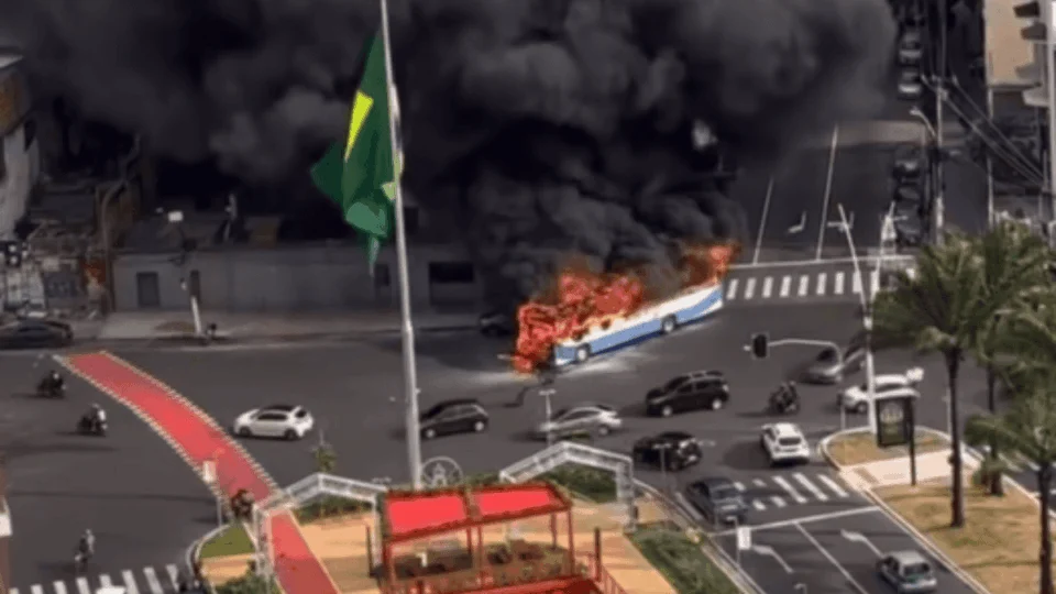 Incêndio: ônibus em Belém pega fogo e assusta moradores; veja vídeo