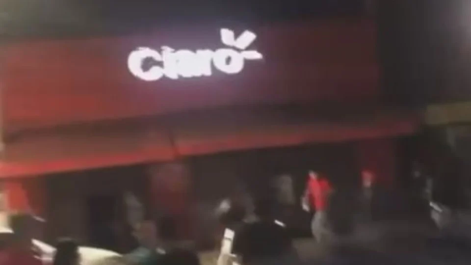 VÍDEO: Criminosos quebram vidraça e realizam arrastão em loja de telefonia em Porto Velho