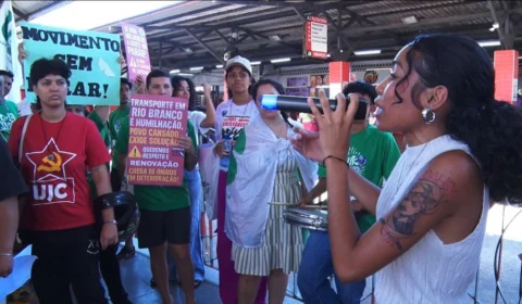 Estudantes denunciam caos no transporte público durante ato no Terminal Urbano de Rio Branco