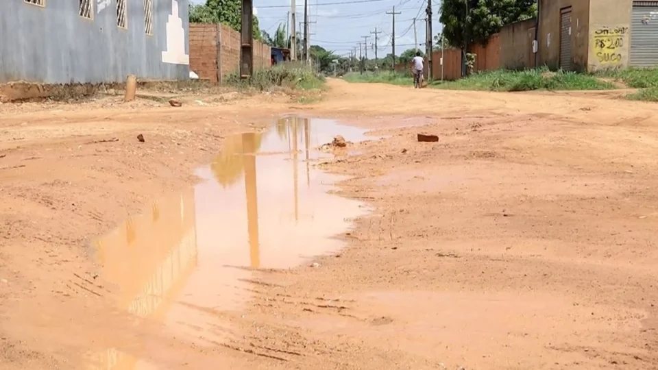 VÍDEO: Moradores do Porto Cristo sofrem com ruas alagadas e pedem regularização fundiária