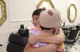VÍDEO: Menina de 8 anos corta o cabelo para ajudar amiga com leucemia; veja a história emocionante