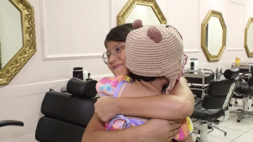 VÍDEO: Menina de 8 anos corta o cabelo para ajudar amiga com leucemia; veja a história emocionante