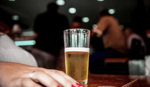 Nova lei endurece pena para quem der álcool a menores