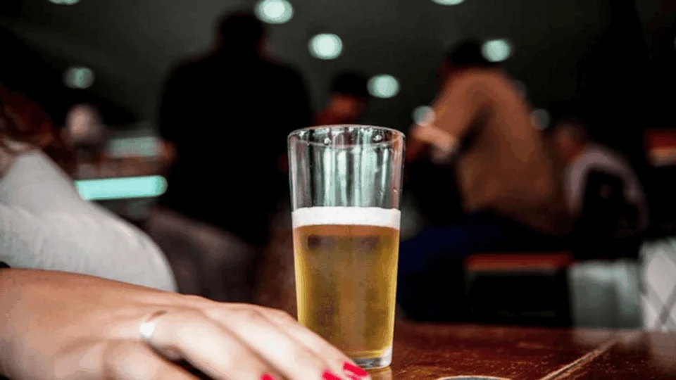 Nova lei endurece pena para quem der álcool a menores