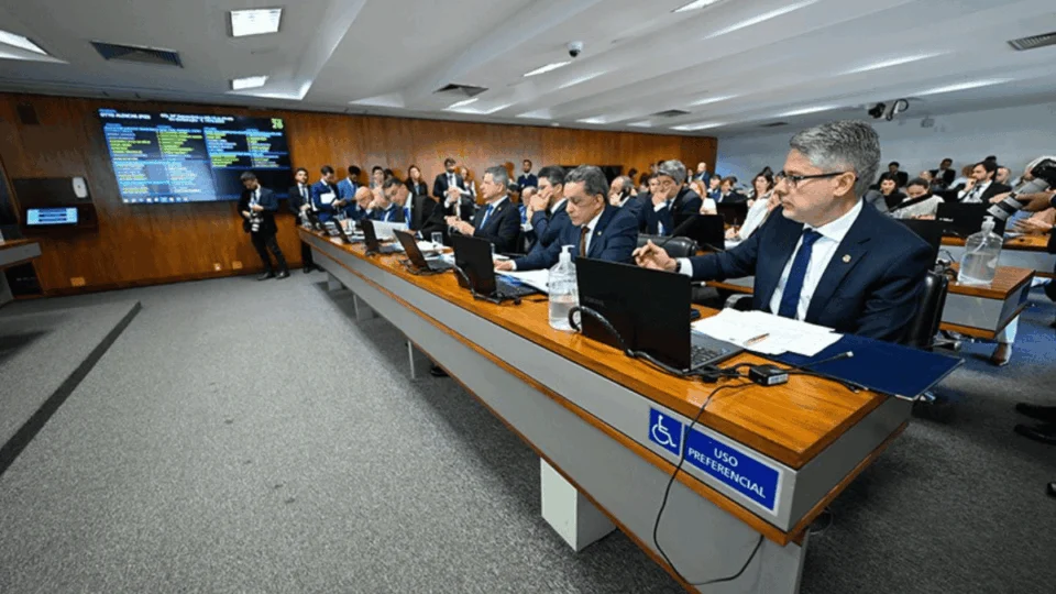 CCJ aprova aumento do tempo de internação de adolescentes autores de crimes graves