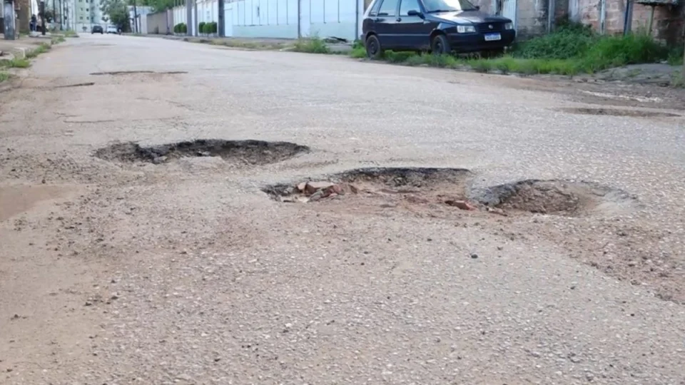 VÍDEO: Moradores denunciam abandono e buracos em rua da zona sul de Porto Velho