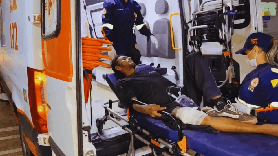 Homem é baleado em via pública durante conversa com amigos em Rio Branco