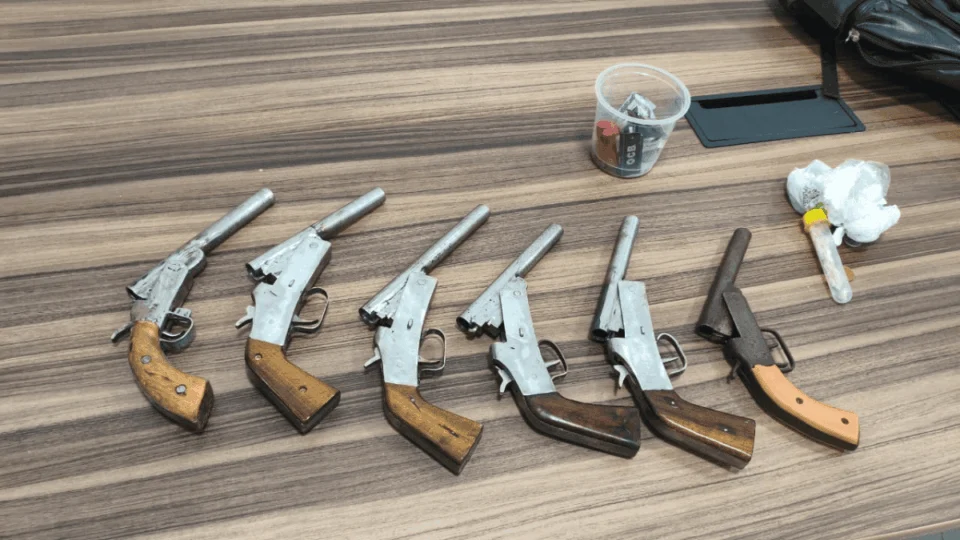 Polícia Militar apreende armas, drogas e dinheiro em bairro de Rio Branco