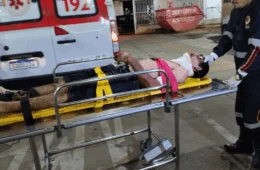 Motociclista e passageira ficam feridos após colisão com boi em rodovia no Acre