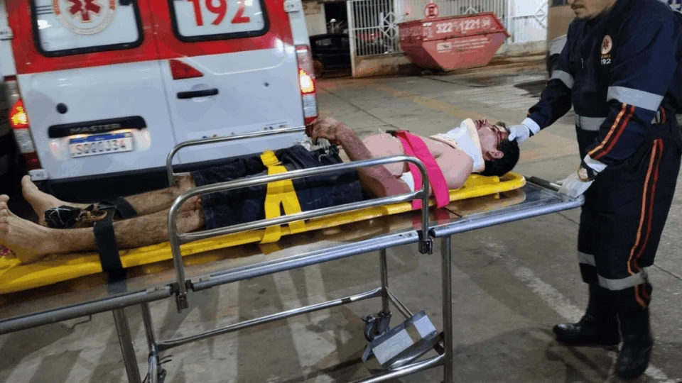 Motociclista e passageira ficam feridos após colisão com boi em rodovia no Acre