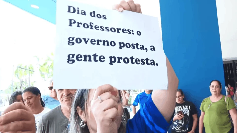 Professores protestam na Assembleia do Acre por recomposição salarial e valorização da categoria