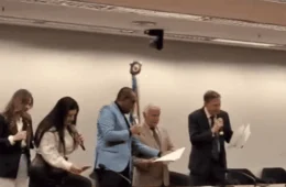 Projeto de anistia ganha trilha sonora com parlamentares cantando na Câmara