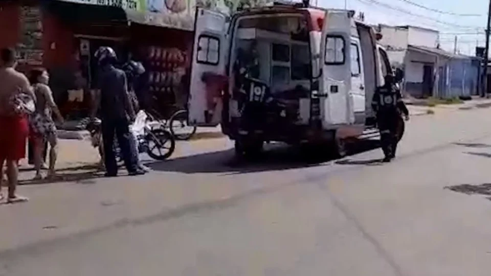 VÍDEO: Idosa fica em estado grave após colisão entre bicicletas elétricas em Porto Velho