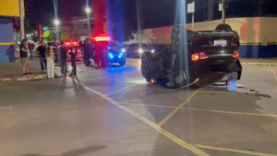 VÍDEO: Carro capota após colisão em cruzamento da Avenida Calama em Porto Velho