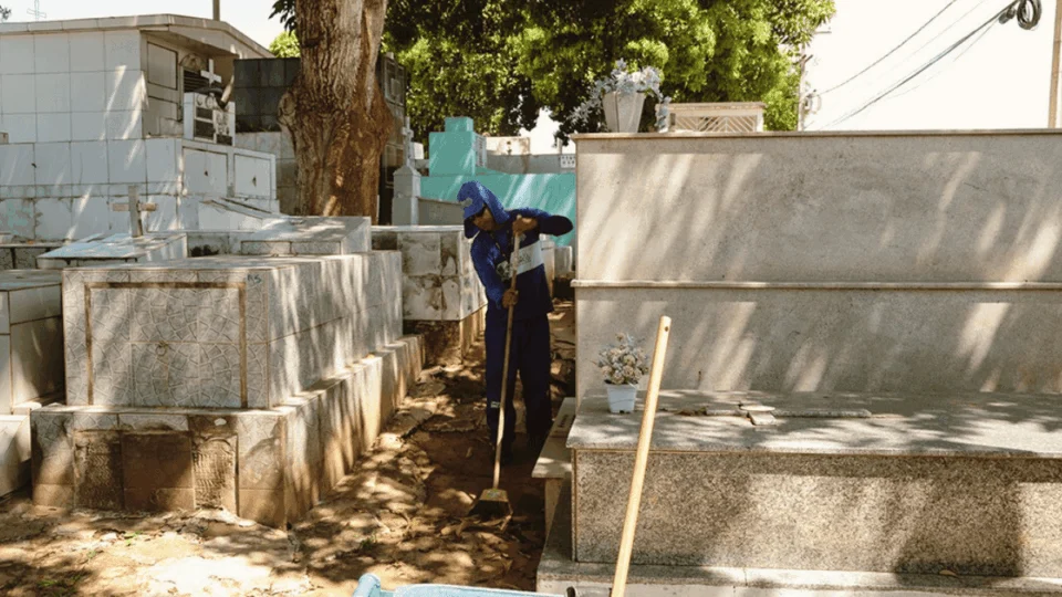 Prefeitura inicia limpeza em cemitérios de Rio Branco para o Dia de Finados