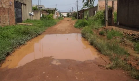 VÍDEO: Alagamentos e lama dificultam rotina de moradores na Rua Apapá em Porto Velho