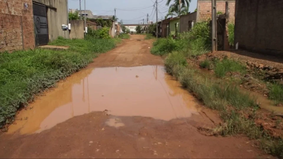 VÍDEO: Alagamentos e lama dificultam rotina de moradores na Rua Apapá em Porto Velho