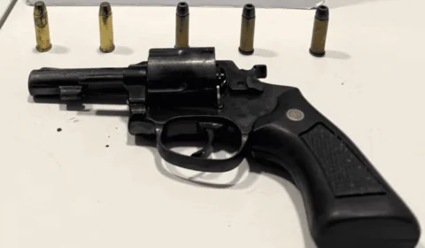 Homem armado é detido ao parar para observar acidente no Acre