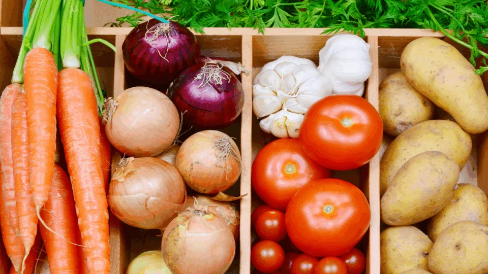 Consumidores de Rio Branco economizam em hortaliças enquanto frutas sobem de preço nos últimos dois meses