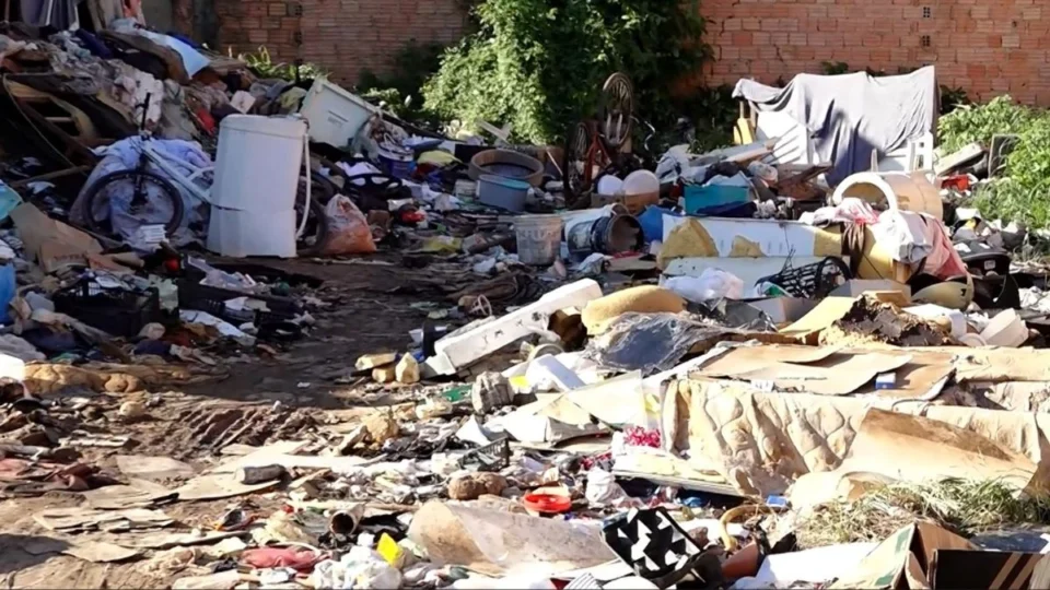 VÍDEO: Moradores denunciam abandono e acúmulo de lixo em antiga sede da Caerd; veja a nota da Companhia