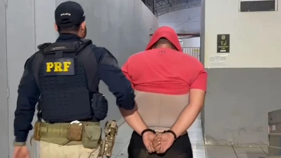 VÍDEO: PRF prende homem com maconha após quase bater em viatura em Porto Velho