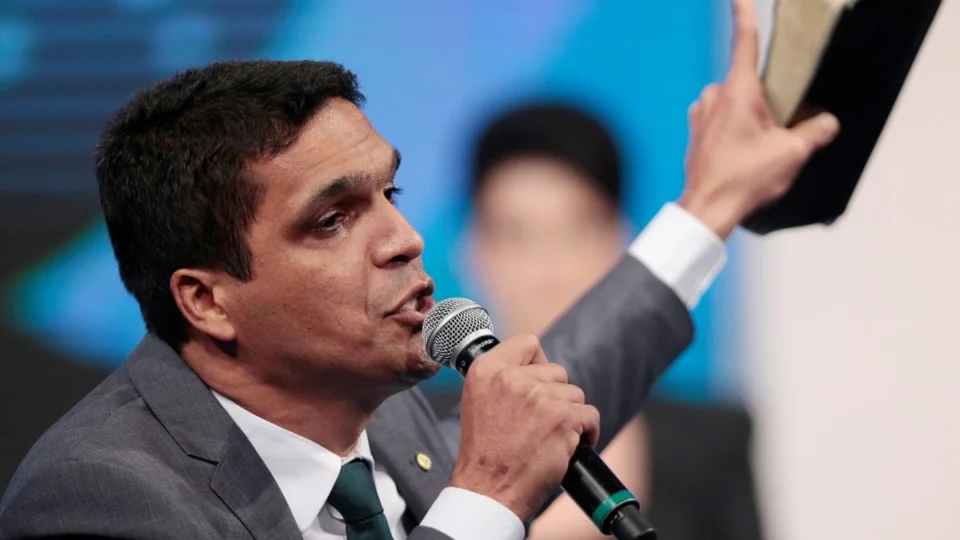 Coluna do Carlos Caldeira: O Chamado Divino de Cabo Daciolo — Glória a Deusxxxxx!
