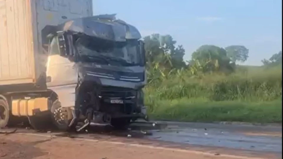 VÍDEO: Colisão entre caminhão e ônibus interrompe tráfego na BR-364 em Jaru (RO)