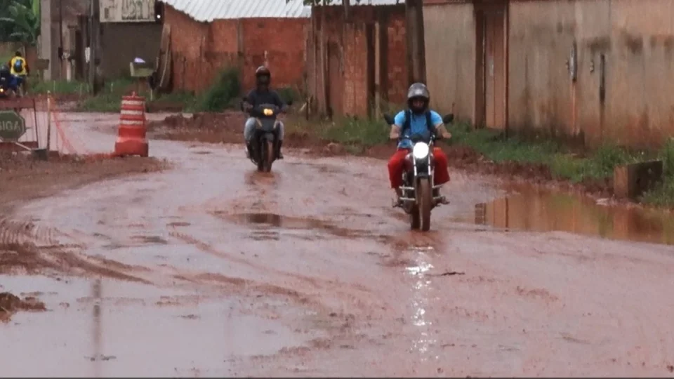 VÍDEO: Moradores do bairro Três Marias convivem com lama e poeira em obra parada há meses