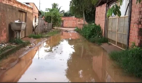 VÍDEO: Rua alagada e buracos causam transtornos para moradores no bairro Jardim Santana em Porto Velho