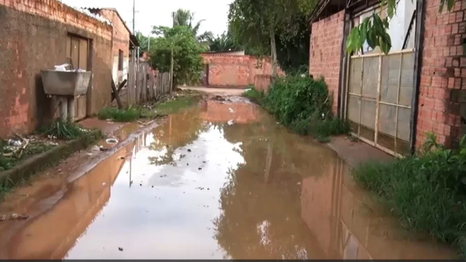 VÍDEO: Rua alagada e buracos causam transtornos para moradores no bairro Jardim Santana em Porto Velho