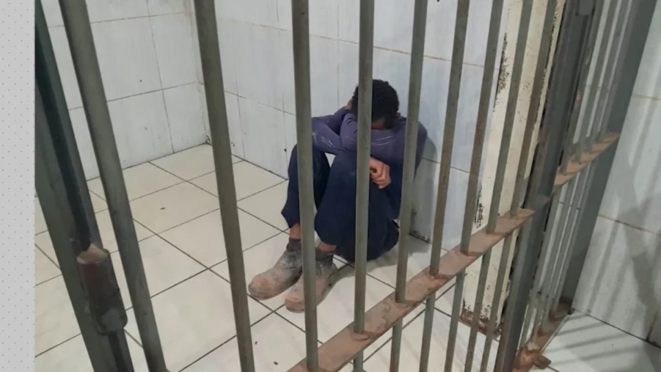 VÍDEO: Homem tenta furtar produtos de higiene e é detido na saída de supermercado em Porto Velho