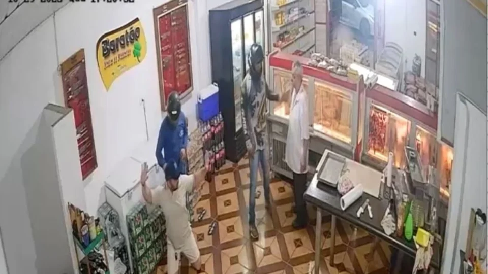 VÍDEO: Criminosos rendem funcionários e clientes durante roubo em casa de carne em Porto Velho