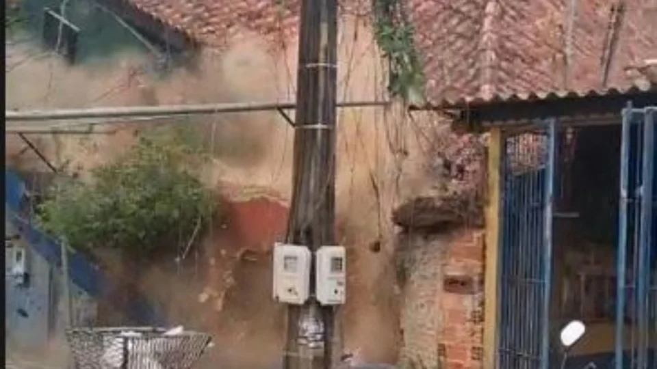 VÍDEO: Desabamento de casa mobiliza Corpo de Bombeiros e Defesa Civil em Porto Velho