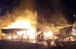 Incêndio de grandes proporções destrói residência em Brasiléia após briga entre irmãos