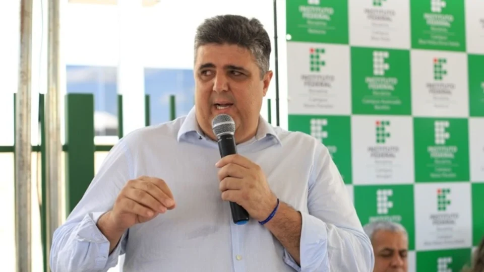 Ex-prefeito de Bonfim é internado com diabetes descompensada após passar mal na prisão