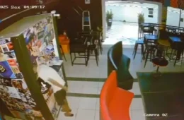 VÍDEO: Ladrão invade casa de shows na Ville Roy e furta objetos