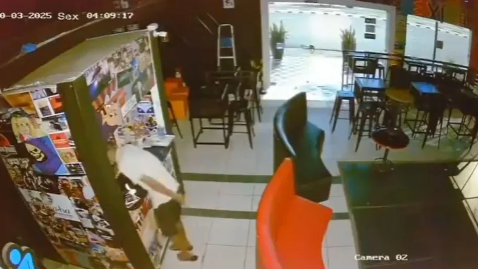 VÍDEO: Ladrão invade casa de shows na Ville Roy e furta objetos