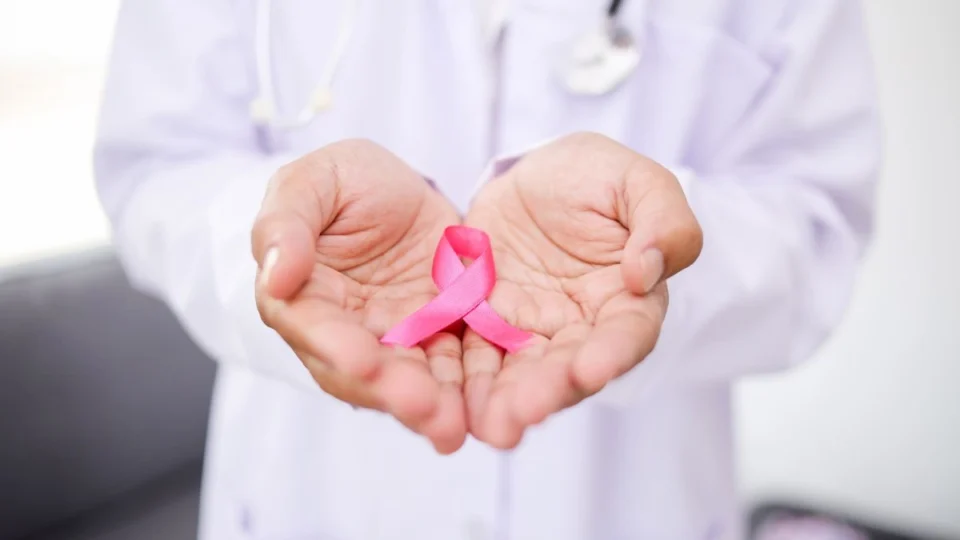 Carreta da Mulher: atendimento e informação às mulheres durante o Outubro Rosa