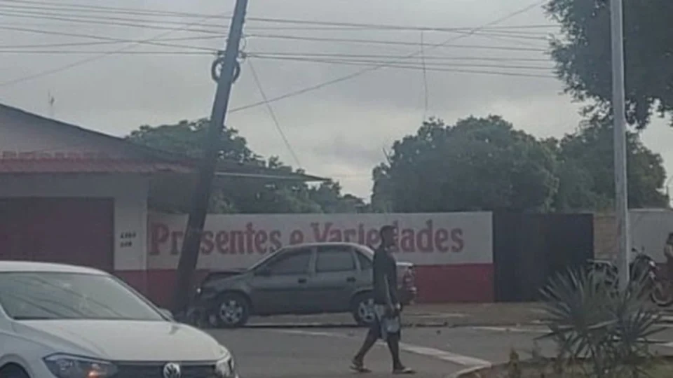 Motorista embriagada bate em poste e deixa bairros de Boa Vista sem energia