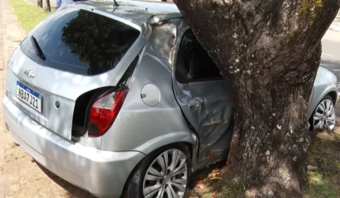 Motorista bate em árvore após tentar desviar de caminhão no bairro 31 de Março